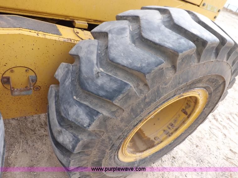 image for item F6420 1998 John Deere 770CH articulated motor grader