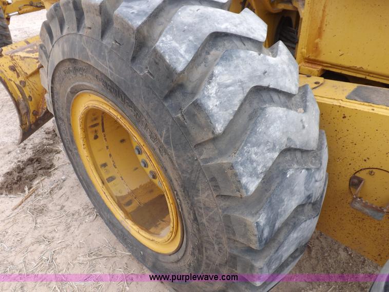 image for item F6420 1998 John Deere 770CH articulated motor grader