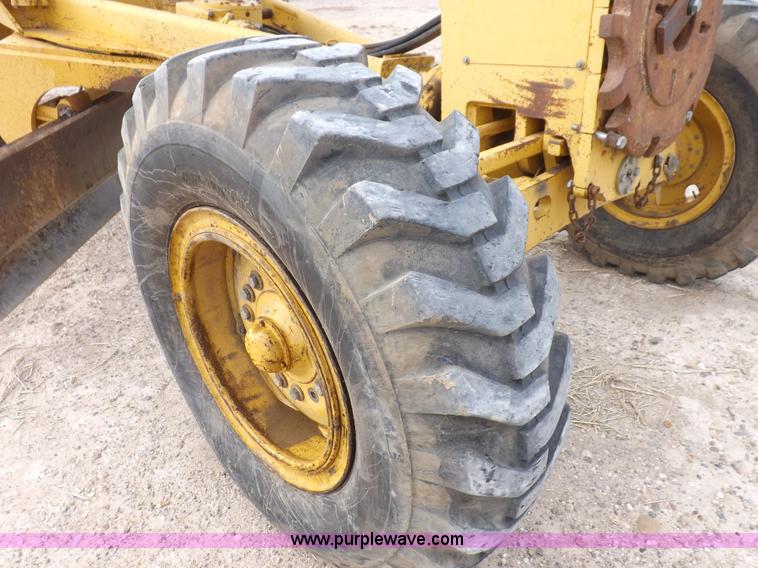 image for item F6420 1998 John Deere 770CH articulated motor grader