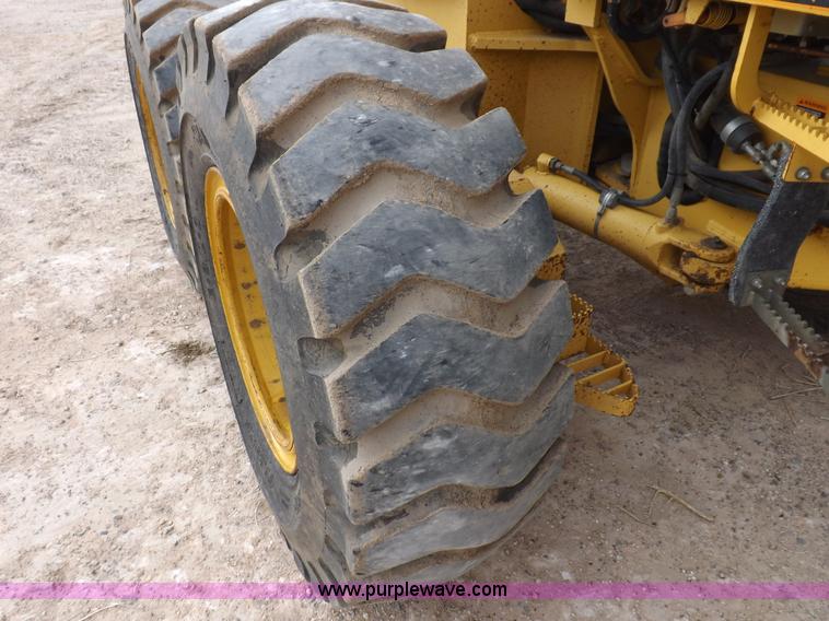 image for item F6420 1998 John Deere 770CH articulated motor grader