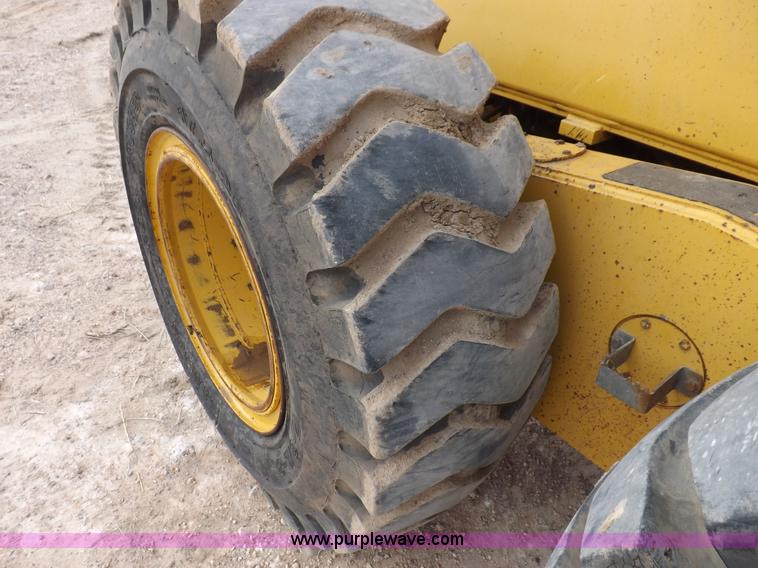 image for item F6420 1998 John Deere 770CH articulated motor grader