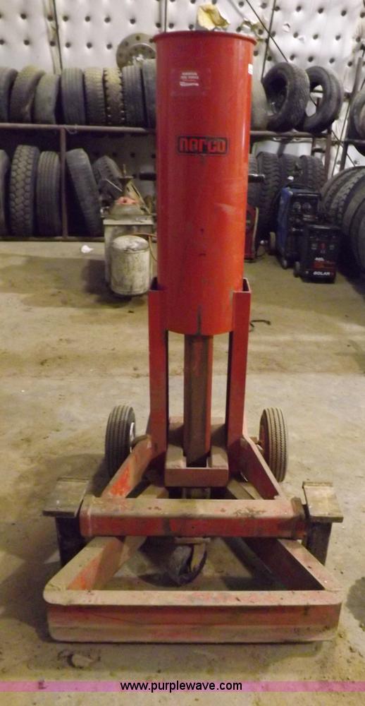 image for item J9172 Norco 10 ton air lift jack