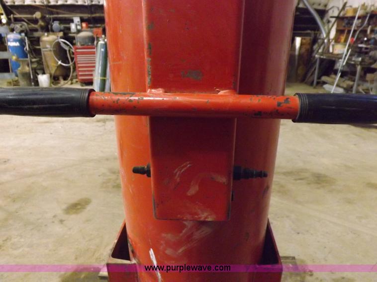 image for item J9172 Norco 10 ton air lift jack