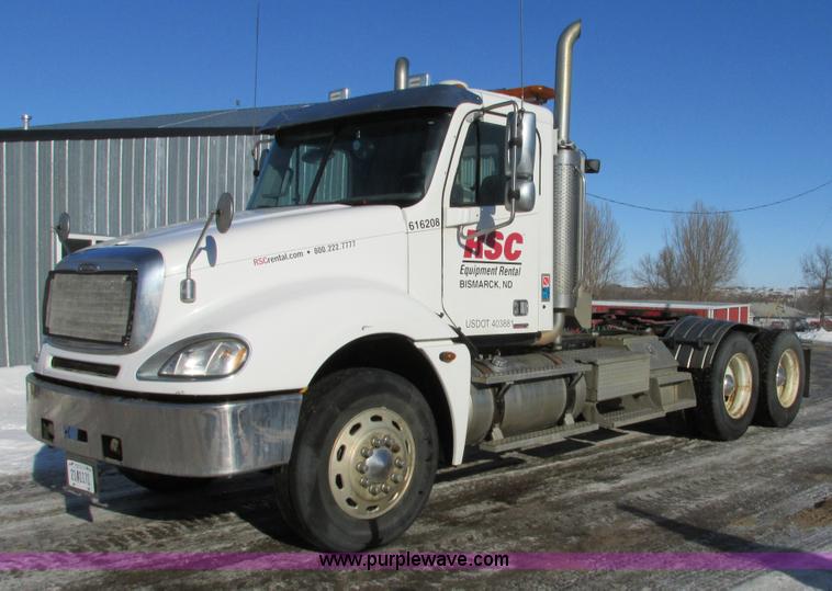 image for item A8501 2006 Freightliner Columbia semi truck