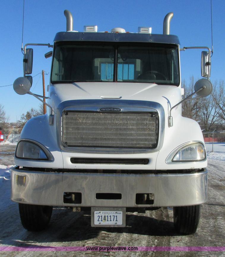 image for item A8501 2006 Freightliner Columbia semi truck