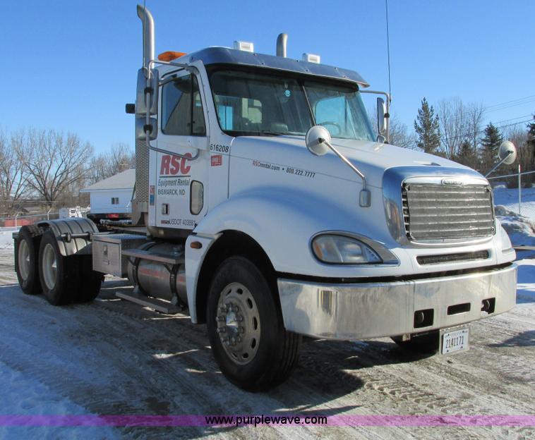 image for item A8501 2006 Freightliner Columbia semi truck
