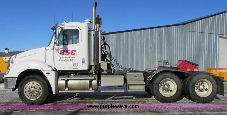 image for item A8501 2006 Freightliner Columbia semi truck