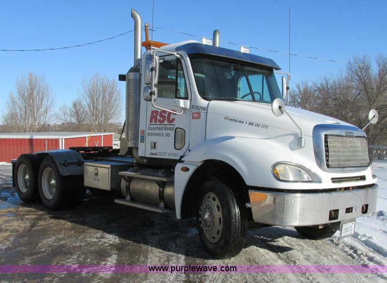 image for item A8501 2006 Freightliner Columbia semi truck