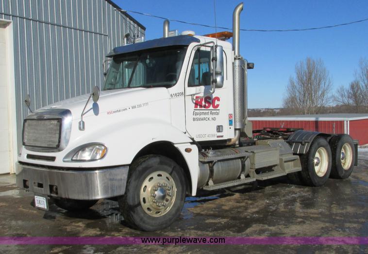 image for item A8501 2006 Freightliner Columbia semi truck