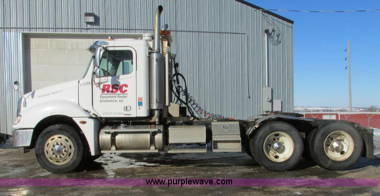 image for item A8501 2006 Freightliner Columbia semi truck