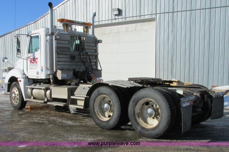 image for item A8501 2006 Freightliner Columbia semi truck