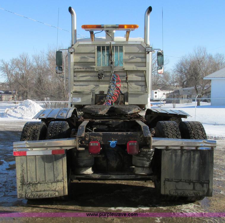 image for item A8501 2006 Freightliner Columbia semi truck