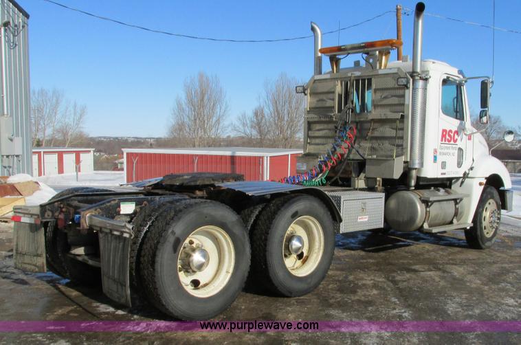 image for item A8501 2006 Freightliner Columbia semi truck