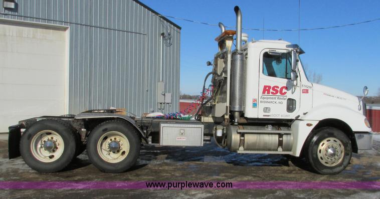 image for item A8501 2006 Freightliner Columbia semi truck