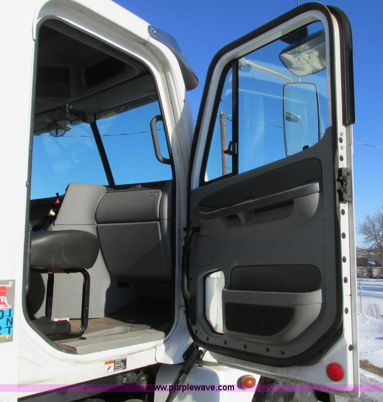 image for item A8501 2006 Freightliner Columbia semi truck