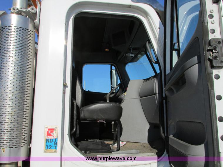 image for item A8501 2006 Freightliner Columbia semi truck