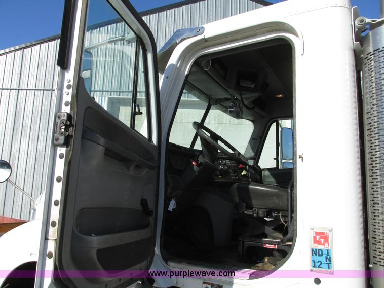 image for item A8501 2006 Freightliner Columbia semi truck