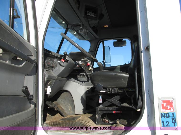 image for item A8501 2006 Freightliner Columbia semi truck