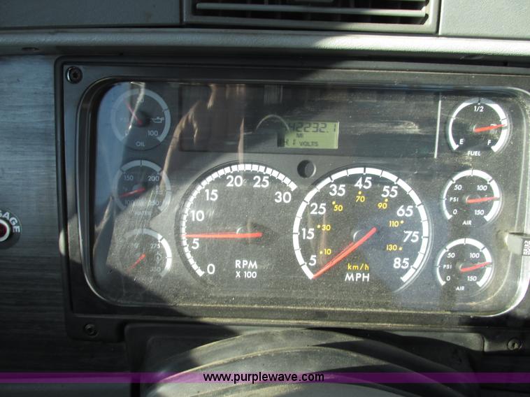 image for item A8501 2006 Freightliner Columbia semi truck