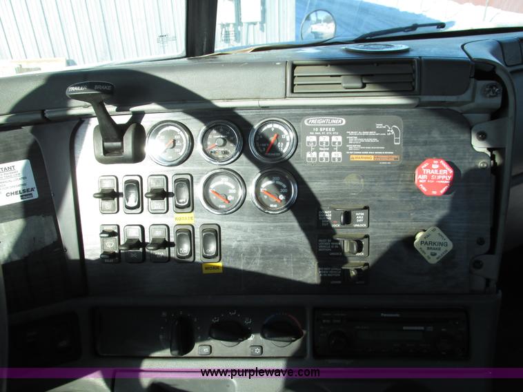 image for item A8501 2006 Freightliner Columbia semi truck