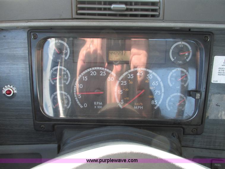 image for item A8501 2006 Freightliner Columbia semi truck