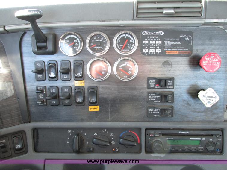 image for item A8501 2006 Freightliner Columbia semi truck