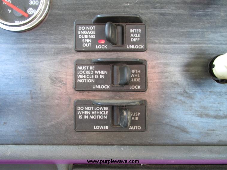 image for item A8501 2006 Freightliner Columbia semi truck