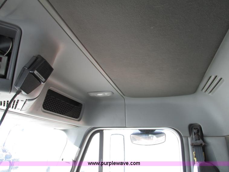 image for item A8501 2006 Freightliner Columbia semi truck