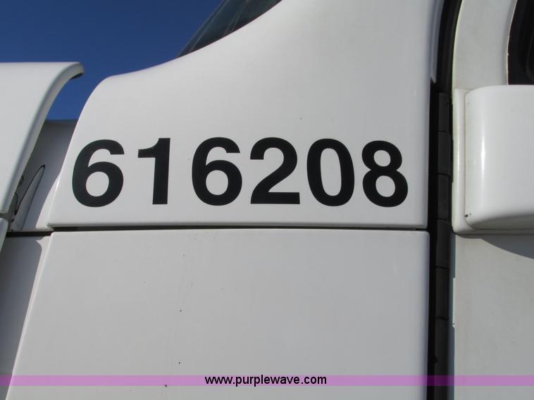 image for item A8501 2006 Freightliner Columbia semi truck