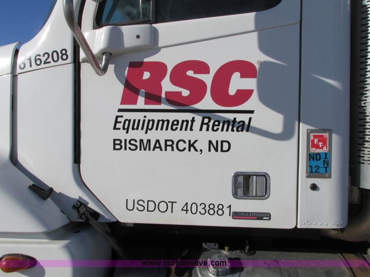 image for item A8501 2006 Freightliner Columbia semi truck