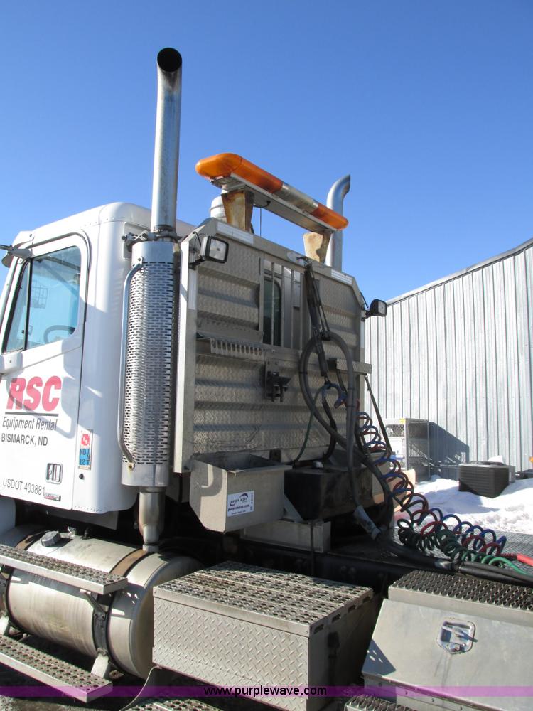 image for item A8501 2006 Freightliner Columbia semi truck