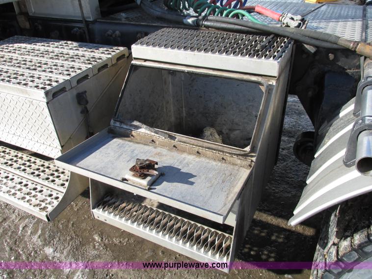 image for item A8501 2006 Freightliner Columbia semi truck