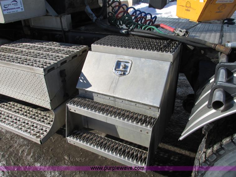 image for item A8501 2006 Freightliner Columbia semi truck