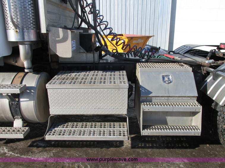 image for item A8501 2006 Freightliner Columbia semi truck