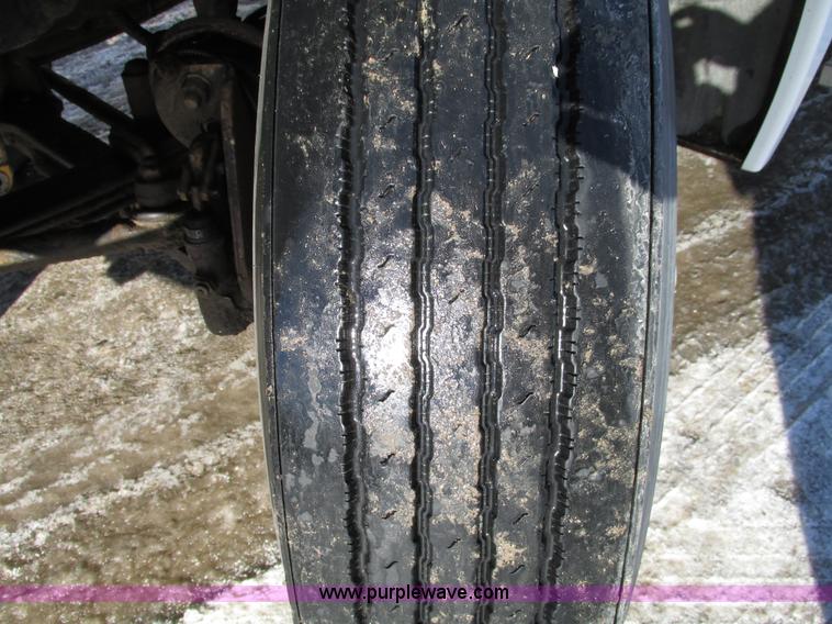 image for item A8501 2006 Freightliner Columbia semi truck