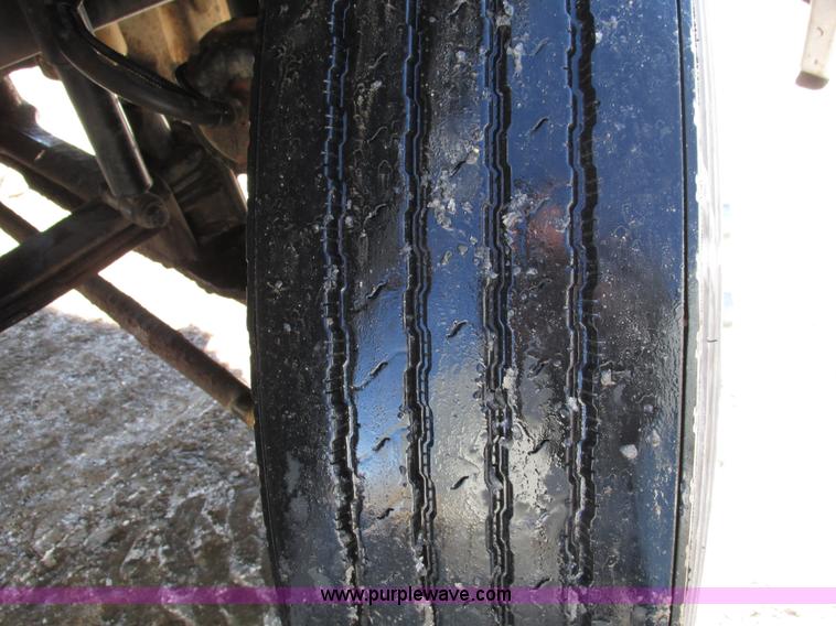 image for item A8501 2006 Freightliner Columbia semi truck