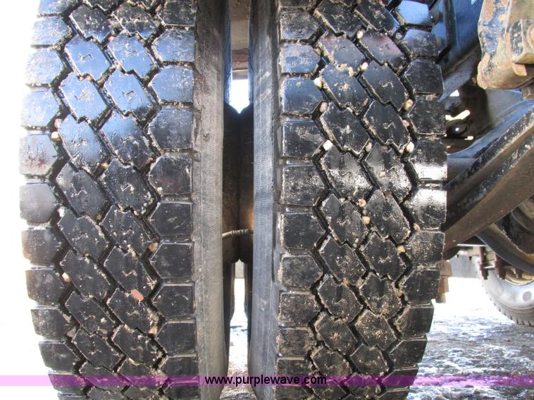 image for item A8501 2006 Freightliner Columbia semi truck