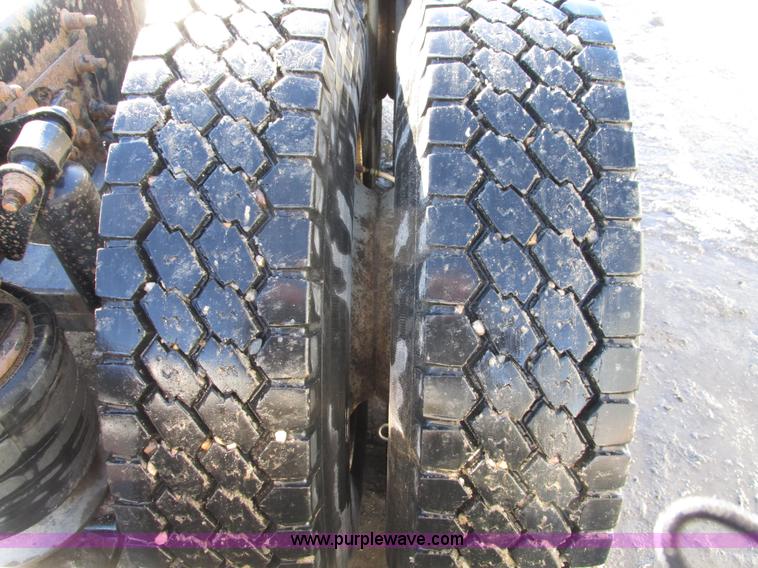 image for item A8501 2006 Freightliner Columbia semi truck