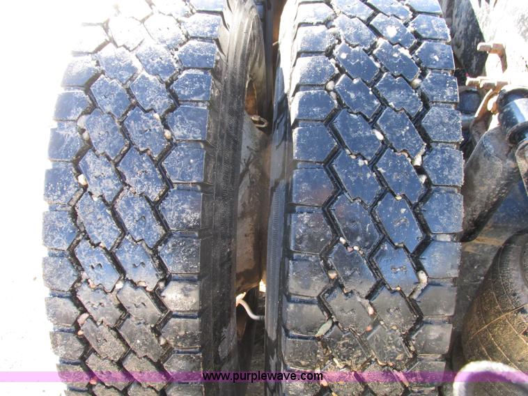 image for item A8501 2006 Freightliner Columbia semi truck