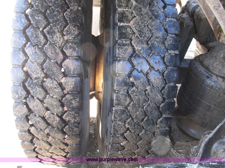 image for item A8501 2006 Freightliner Columbia semi truck