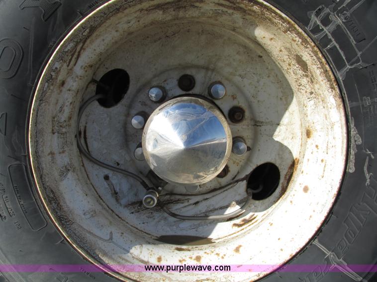 image for item A8501 2006 Freightliner Columbia semi truck