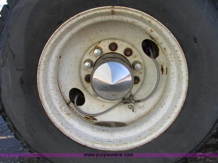 image for item A8501 2006 Freightliner Columbia semi truck