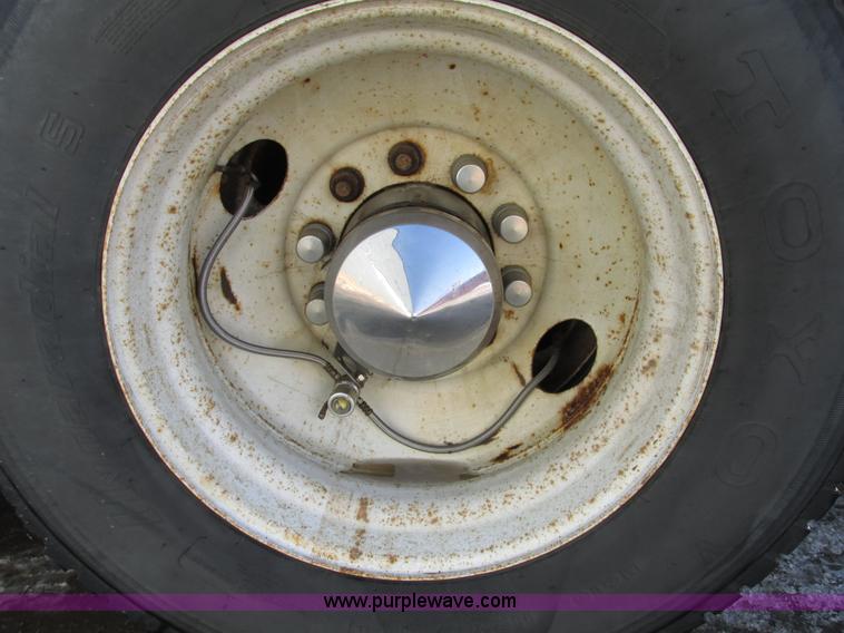 image for item A8501 2006 Freightliner Columbia semi truck