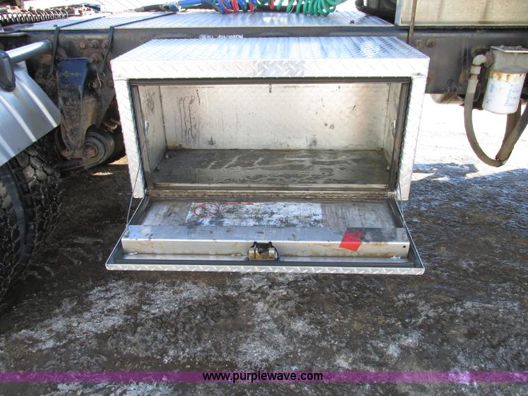 image for item A8501 2006 Freightliner Columbia semi truck