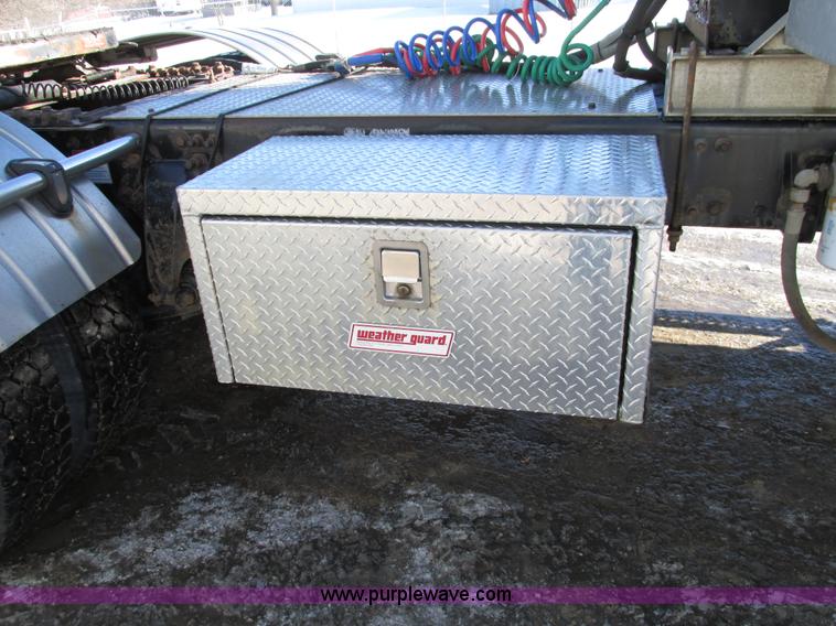 image for item A8501 2006 Freightliner Columbia semi truck