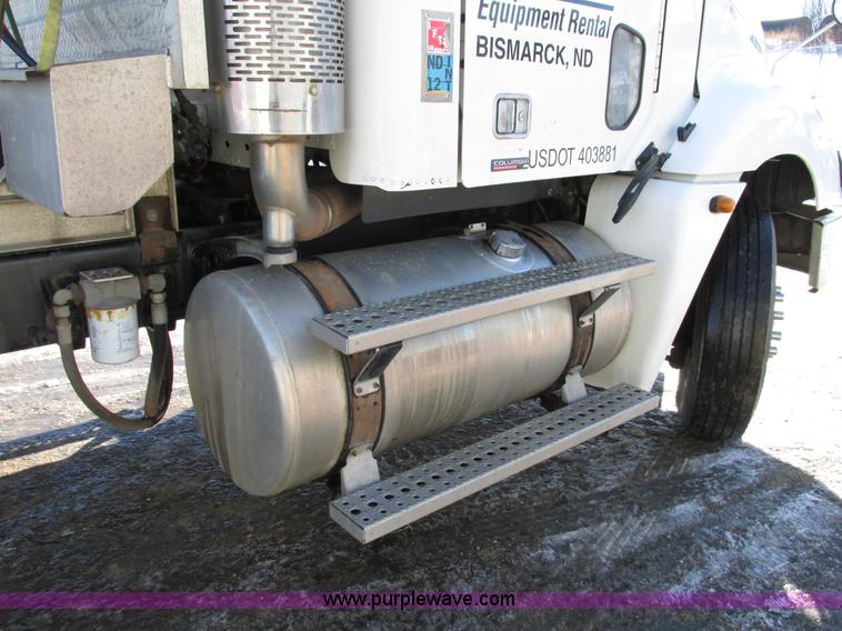 image for item A8501 2006 Freightliner Columbia semi truck