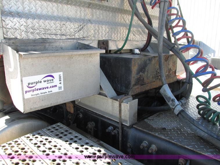 image for item A8501 2006 Freightliner Columbia semi truck