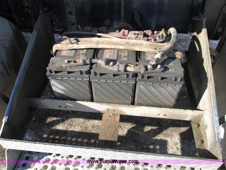 image for item A8501 2006 Freightliner Columbia semi truck