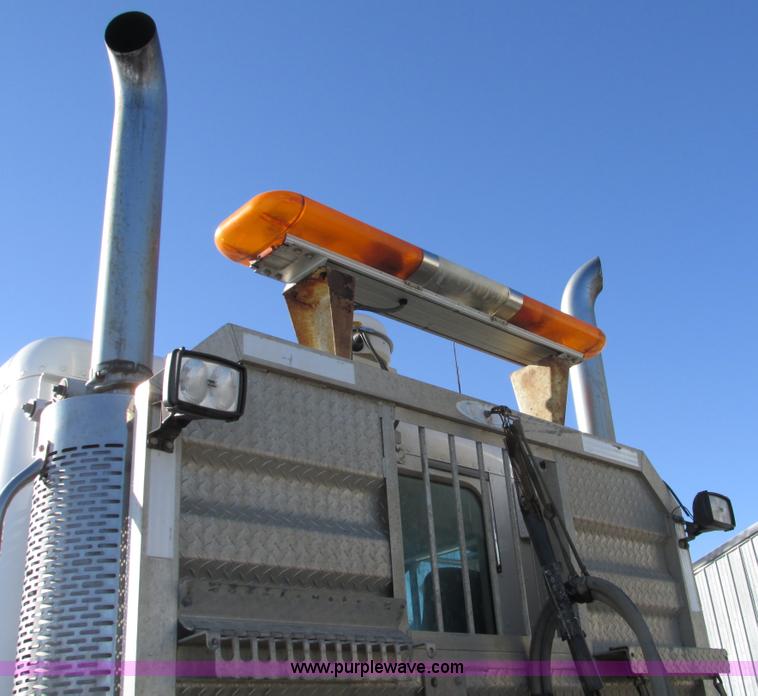 image for item A8501 2006 Freightliner Columbia semi truck