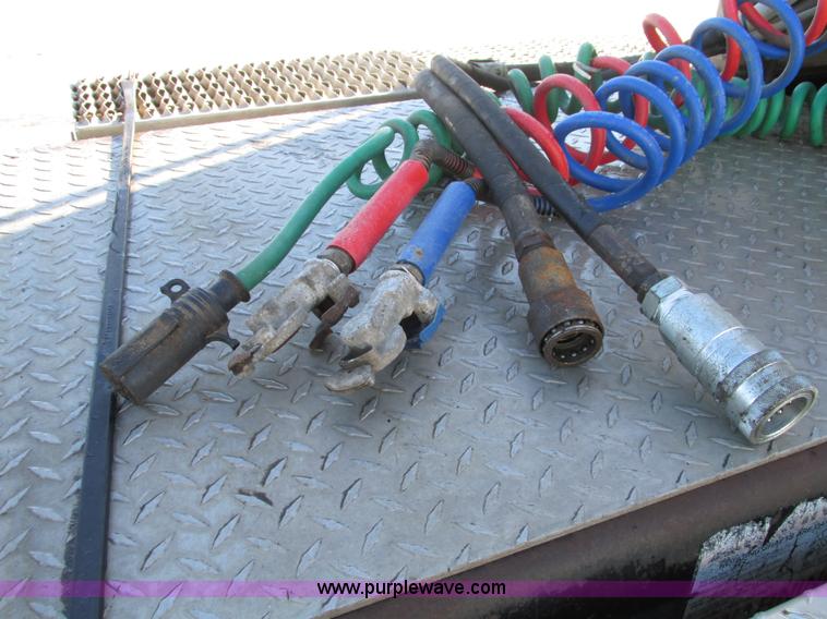 image for item A8501 2006 Freightliner Columbia semi truck